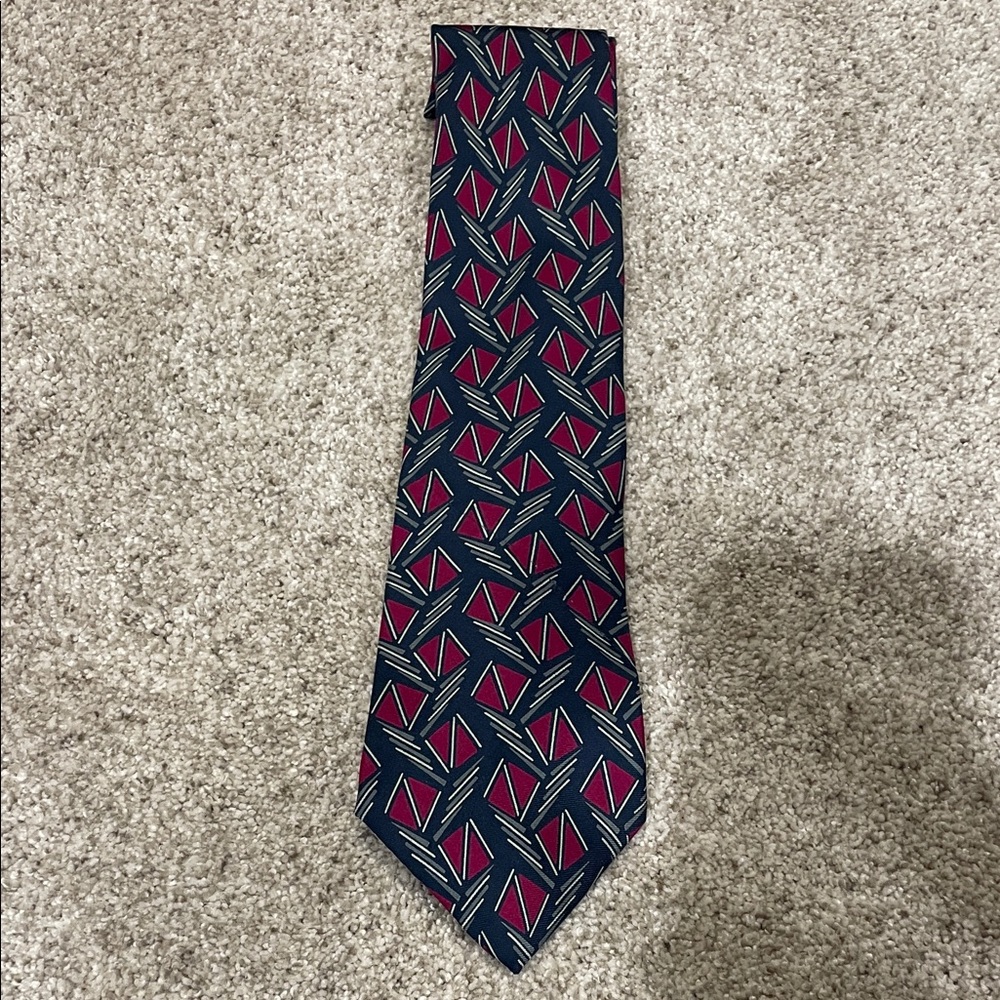 Elegant Geometric Tie in Red and Blue